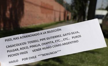 Lanzan panfletos contra Pizzi y jugadores afuera de Pinto Durán