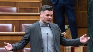 El portavoz de ERC en el Congreso, Gabriel Rufián, durante una sesión plenaria, en el Congreso de los Diputados, a 18 de febrero de 2025, en Madrid (España). Durante el pleno, los diputados debaten la toma en consideración de una proposición de ley sobre la regulación del arrendamiento en las Islas Canarias y la modificación del padrón municipal en caso de ocupación ilegal. También abordan dos proposiciones no de ley sobre el aumento de precios en la cesta de la compra y la compensación por la merma de ingresos de los aragoneses
18 FEBRERO 2025;CONGRESO;DIPUTADOS;MINISTROS;PARTIDOS;POLÍTICOS;PARTIDOS POLÍTICOS
Alberto Ortega / Europa Press
18/02/2025