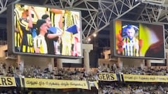 Aficionado muestra foto de Benzema en las pantallas del estadio del Al-Ittihad y la gente lo ovaciona