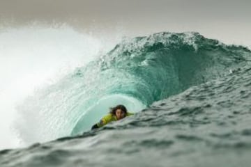 El Mundial de Surf Maui and Sons Arica Pro Tour 2015 , organizado por la Federación internacional de Surf, reune a 60 de los mejores raiders de todo el mundo. Ellos esperan domar la peligrosa ola “El Gringo” que rompe sobre las rocas, lo que la convierte en la competencia mas peligrosa en el circuito mundial.