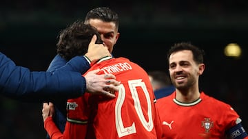Cristiano felicita a Trincão por su segundo gol.