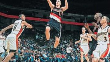 <b>ABRIR Y ROMPER. </b>Es la especialidad de Sergio: abrir y romper defensas, como aquí ante los Warriors, en su primera canasta en la NBA.