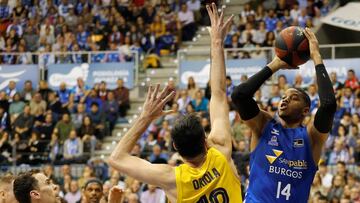 GRAF7198. BURGOS, 04/01/2020.- Jasiel Rivero (d), del San Pablo Burgos, lanza a canasta ante Pierre Oriola, del Barça, durante el partido de la liga Endesa perteneciente a la jornada 16 que se juega hoy sábado en el Coliseo de Burgos. EFE/Santi Otero
BALONCESTO BARCELONA
PUBLICADA 05/01/20 NA MA41 3COL