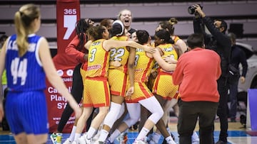 Las jugadoras del Spar Girona celebran la victoria que empata el playoff a uno ante el Perfumer&iacute;as Avenida.