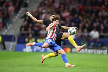 Julián recibió un balón dentro del área tras una jugada galopante de Giuliano Simeone.