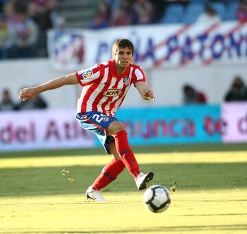 Leandro Cabrera (17-06-1991) sólo estuvo una temporada en el Atlético, la 2009-10. Jugó únicamente cuatro partidos y ganó una Europa League (2010). Posteriormente jugó en varios equipos, Getafe y Espanyol, entre ellos. El Atlético supuso un lanzamiento en su carrera.