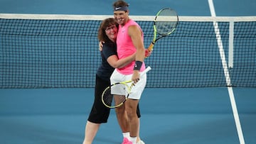 Rafa Nadal celebra un punto junto a una aficionada durante el  Rally for Relief Bushfire Appeal organizado por el Open de Australia en el Rod Laver Arena de Melbourne, Australia.