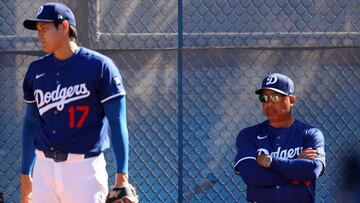 GLENDALE, ARIZONA - FEBRUARY 25: Manager Dave Roberts #30 of the Los Angeles Dodgers watches as Shohei Ohtani #17 prepares to throw in the bullpen during workouts at Camelback Ranch on February 25, 2025 in Glendale, Arizona. Chris Coduto/Getty Images/AFP (Photo by Chris Coduto / GETTY IMAGES NORTH AMERICA / Getty Images via AFP)