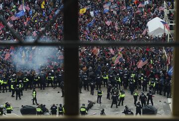Los manifestantes pro-Trump irrumpieron en el Capitolio tras derribar 4 capas de vallas de seguridad, mostrando su inconformidad con los resultados de las elecciones presidenciales del 2020, mismas en las que el dem¨®crata, Joe Biden, le quit¨® la reelecci¨®n a Donald Trump, resultando el 46? Presidente electo de los Estados Unidos.