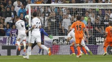 1-1. Sergio Ramos anotal el gol del empate.