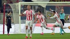 Felipe Pardo celebra el gol que le da el empate al Olympiacos frente al Dinamo de Zagreb