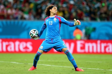 El arquero mexicano de 40 años con reflejos de gato ha realizado actuaciones memorables en Mundiales, especialmente frente a selecciones potentes como Brasil. Además, con sus paradas ha ayudado a México a conseguir seis Copas Oro, una CONCACAF Nations League y una medalla de bronce en los Juegos Olímpicos de 2020. Sin embargo, Ochoa nunca dio el salto definitivo en clubes de primer nivel. Pasó por equipos medianos de Francia, España y ahora, después de su breve paso por Portugal, se encuentra sin equipo.