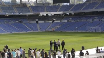 El lehendakari vasco, I&ntilde;igo Urzullu, durante la visita al estadio de Anoeta.