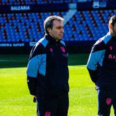 El Levante concede dos pases de perpetuidad a los padres del abonado fallecido en el incendio de Campanar