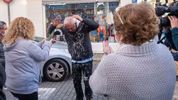 GRAFAND5029. PUNTA UMBR&Iacute;A (HUELVA), 22/12/2020.- Varias personas celebran que les ha tocado el Gordo de la Loter&iacute;a de Navidad en la localidad onubense de Punta Umbr&iacute;a, cuya administraci&oacute;n se ha estrenado hoy, despu&eacute;s de 