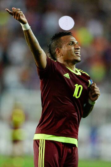 Venezuela's midfielder Romulo Otero celebrates after scoring against Peru during their 2018 FIFA World Cup qualifier football match in Maturin, Venezuela, on March 23, 2017. / AFP PHOTO / FEDERICO PARRA