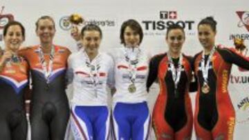 Helena Casa y Tania Calvo, a la derecha, con la medalla de bronce.