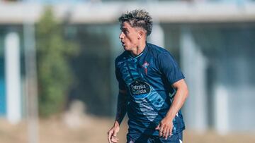 El carrilero argentino Franco Cervi conduce el balón durante el amistoso entre el Celta y el Famalicão en la ciudad deportiva Afouteza.