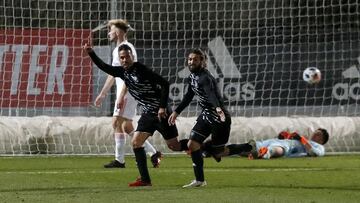 Rub&eacute;n Ramos y Mancebo celebran el gol del primero que supuso el empate del DUX Inter contra el Real Madrid Castilla.