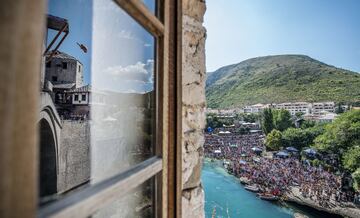 Kris Kolanus desde la plataforma del puente Stari Most.