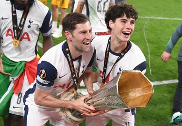 Los jugadores del Tottenham desataron la euforia tras conquistar la Europa League en una noche mágica en San Mamés. Abrazos, cánticos y emoción pura sobre el césped que fue testigo de su gesta histórica.