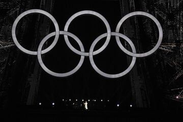 Los aros olímpicos lucen en todo su esplendor en la Torre Eiffel cuando Celine Dion ofreció su espectáculo en la inauguración.