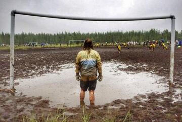 Si hay que jugar en el barro y con unas porterías hechas de tuberías se juega.