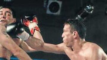 <b>AL ATAQUE. </b>Pablo Navascués alcanza con la derecha a Miguel Ángel Peña en la velada del martes.