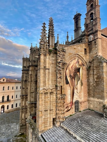 
En la Catedral de Plasencia, ocres, grises y sombras dramáticas dialogan con la piedra. La escena sacra gana vigor contemporáneo sin perder solemnidad.