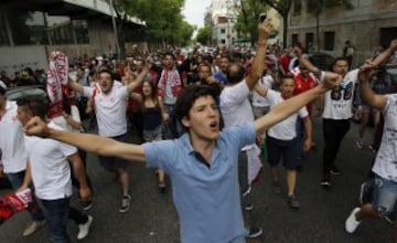 El Sevilla llegó a la estación de Atocha de Madrid donde numerosos aficionados sevillistas animaron con cánticos al equipo.