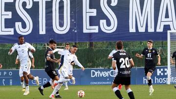 Callejón conduce el balón.