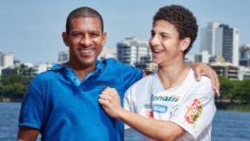 En la imagen superior, Djalminha posa con su hijo Djalma, de 15 años, que juega en la cantera del Boavista.