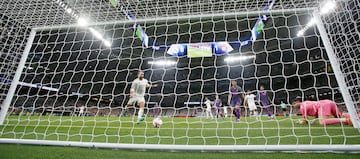 21/09/24 PARTIDO PRIMERA DIVISION 
REAL MADRID - ESPANYOL 
El lateral derecho del Real Madrid se encuentra con la pelota tras un tiro centro de Bellingham.