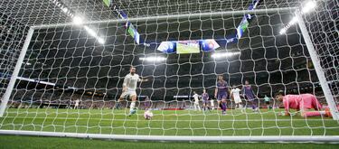 21/09/24 PARTIDO PRIMERA DIVISION 
REAL MADRID - ESPANYOL 
El lateral derecho del Real Madrid se encuentra con la pelota tras un tiro centro de Bellingham.