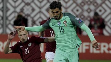 Andr&eacute; Gomes, en el Letonia-Portugal de clasificaci&oacute;n para el Mundial de Rusia.