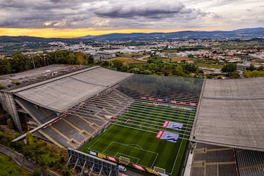 La particularidad es que sólo existen gradas laterales. En un fondo hay una vista panorámica de la ciudad y en el otro fondo una pared de la roca de la cantera.