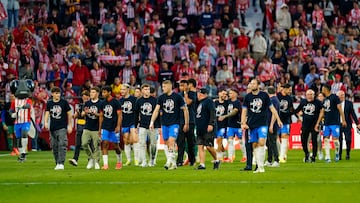 Los jugadores del Girona celebran la clasificación de su equipo para la Liga de Campeones a la finalización del encuentro ante el FC Barcelona en Montilivi.