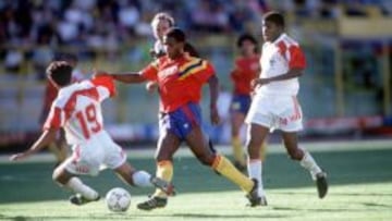 Red&iacute;n y la camiseta con la que marc&oacute; el primer gol de Colombia en el Mundial de Italia 90. El 1-0 ante Emiratos &Aacute;rabes.