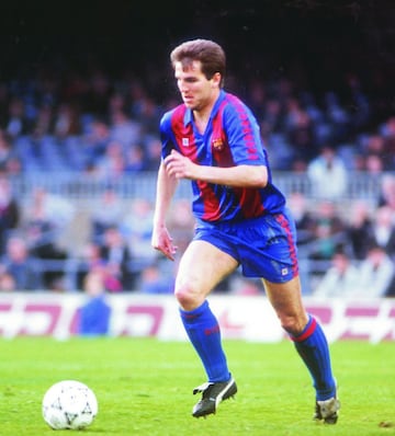 En 1986 fich車 por el Barcelona, donde jug車 cuatro temporadas y consigui車 sus mayores 谷xitos: la Recopa de Europa de 1989 y dos Copas del Rey en 1988 y 1990.