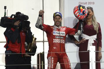 El piloto italiano Andrea Dovizioso celebra la victoria en el Gran Premio de Qatar.