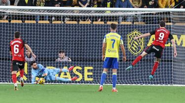 El portero del Cádiz fue clave para que el equipo amarillo sacara un buen resultado. Detuvo un penalti a Panichelli que sirvió para evitar la igualada y que su equipo siguiera con el marcador a favor.