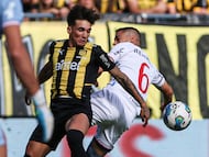 AME7948. MONTEVIDEO (URUGUAY), 01/04/2023.- Ignacio Laquintana (i) de Peñarol disputa el balo con Camilo Candido de Nacional, hoy, durante un partido de la fecha 9 del torneo apertura del campeonato uruguayo, disputado en el Estadio Campeón del Siglo, en Montevideo (Uruguay). EFE/ Gastón Britos