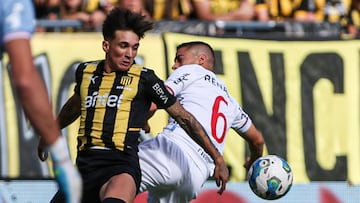 AME7948. MONTEVIDEO (URUGUAY), 01/04/2023.- Ignacio Laquintana (i) de Peñarol disputa el balo con Camilo Candido de Nacional, hoy, durante un partido de la fecha 9 del torneo apertura del campeonato uruguayo, disputado en el Estadio Campeón del Siglo, en Montevideo (Uruguay). EFE/ Gastón Britos