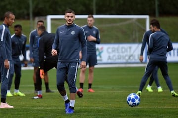Inter Milan's Argentine forward Mauro Icardi (C-L) eyes a ball during a training session on November 5, 2018 at the Appiano Gentile training ground near Milan, on the eve of the UEFA Champions League group B football match Inter Milan vs Barcelona. (Photo