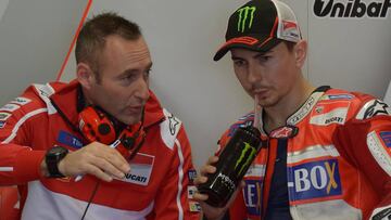 Jorge Lorenzo junto a Christian Gabarrini, su jefe t&eacute;cnico, en el box de Ducati durante los test de Australia.