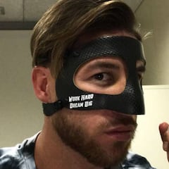 Ramos muestra su máscara