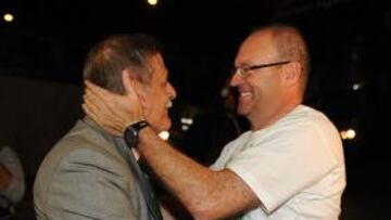 <b>MATRIMONIO EN CRISIS. </b>Bosch y Mel se felicitan en el día del ascenso. Ahora no es lo mismo.