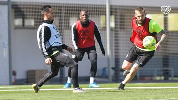 &Aacute;lvaro, Adv&iacute;ncula y Saveljich, en un entrenamiento del Rayo.