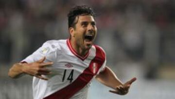 Claudio Pizarro celebrando un gol con su selecci&oacute;n.