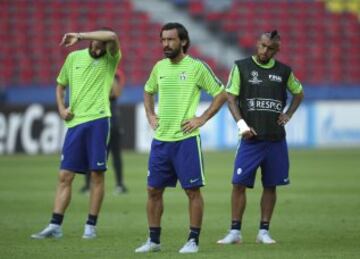 El defensa italiano del Juventus Leonardo Bonucci, junto a sus compañeros, el centrocampista italiano Andrea Pirlo y el centrocampista chileno Arturo Vidal, durante un entrenamiento de su equipo en el Estadio Olímpico de Berlín, Alemania.